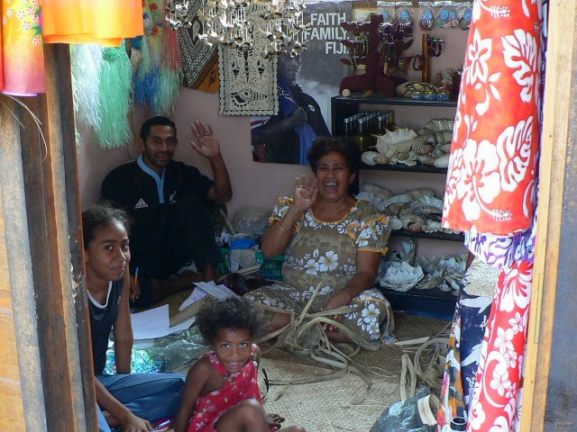 29- Une famille sur un stand d'artisanat 